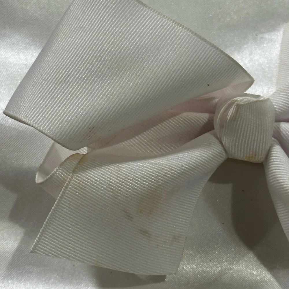 White Gross grain Hair Bow- bundle 2 or more and save on shipping.